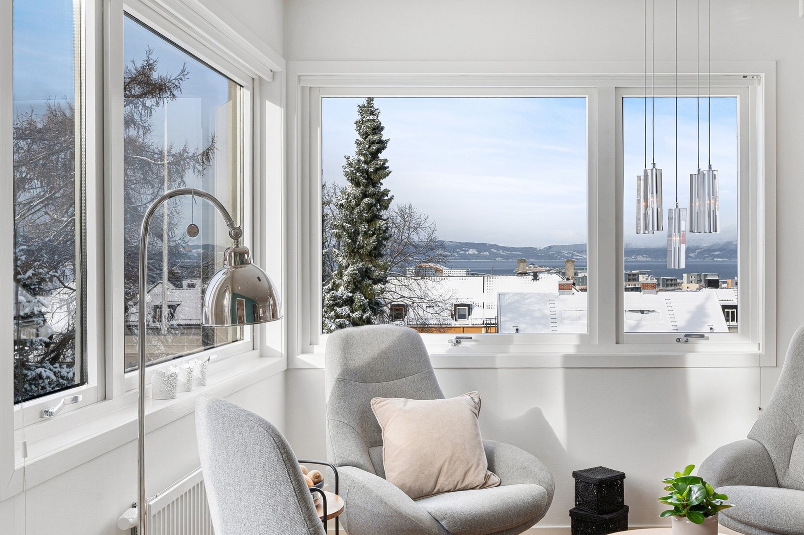 Store vindushjørner gir leiligheten et godt naturlig lys. Galleribilde