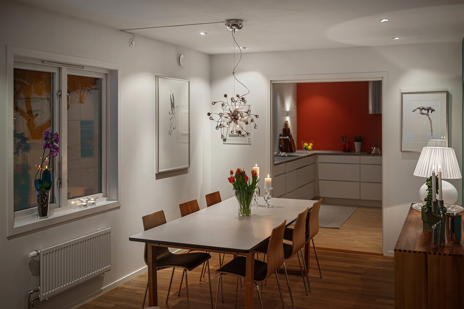 Spisebordet finner sin naturlige plassering ved kjøkkenet. Galleribilde