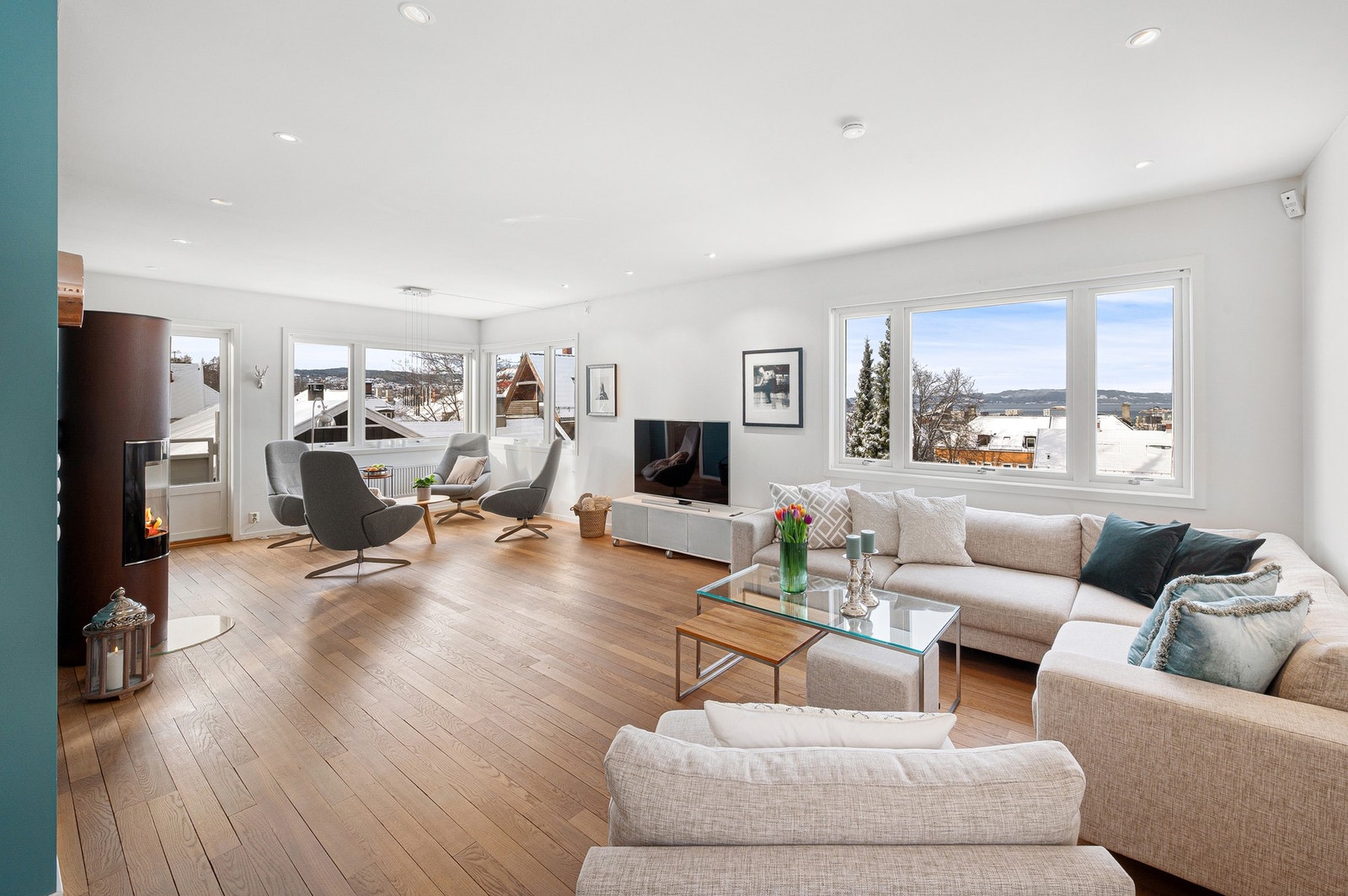 Leiligheten har blitt betydelig oppgradert i perioden 2014-2016, og består av tidsriktige og fine materialvalg. Galleribilde