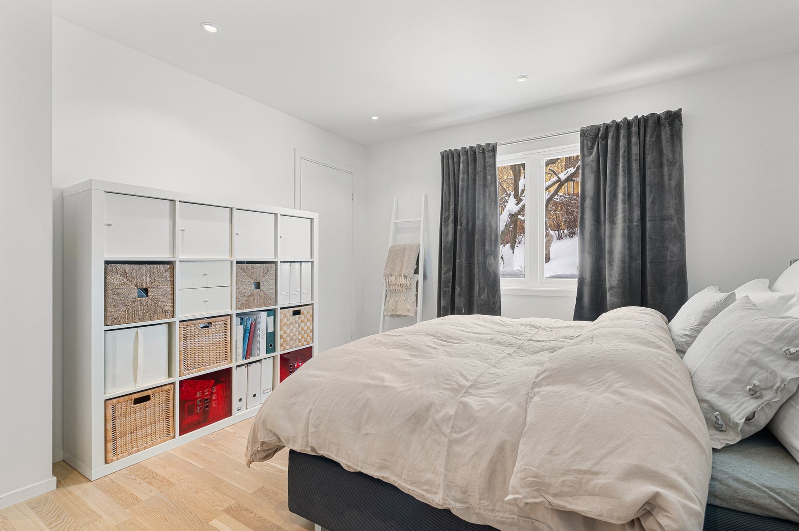 God plass til dobbeltseng og garderobeløsning. Galleribilde