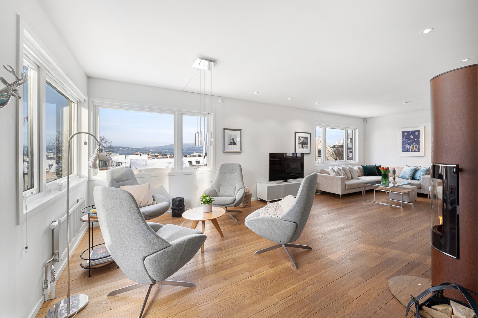 Stor stue med gode møbleringsmuligheter med plass til flere sosiale soner. Galleribilde