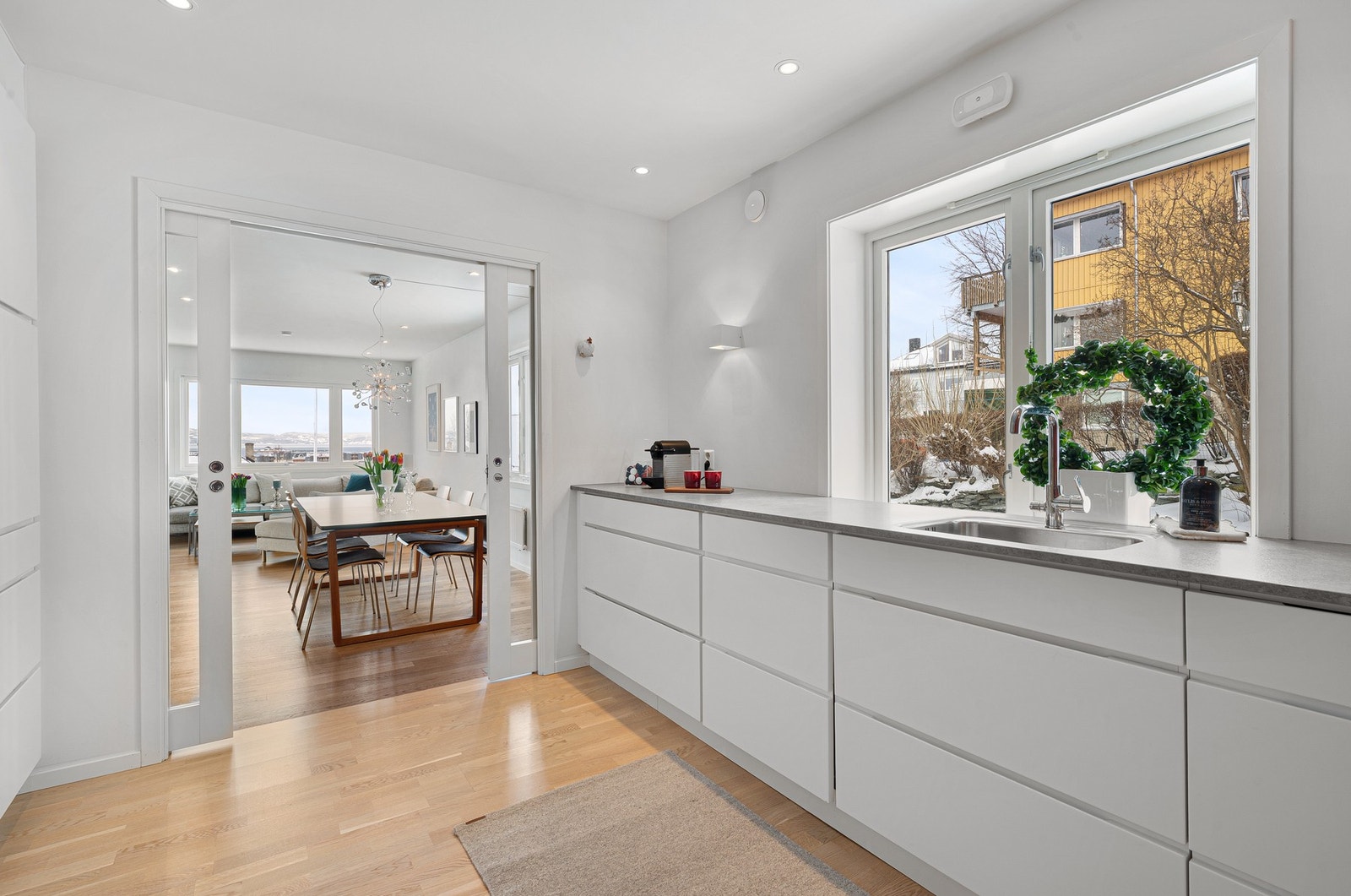 Kjøkkenet har god skap- og benkeplass som passer ypperlig ved matlaging og oppbevaring. Galleribilde