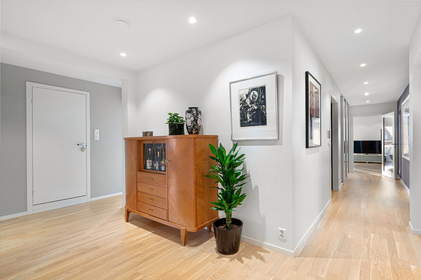 Romslige oppholdsrom med god plass til oppbevaringsmuligheter. Galleribilde