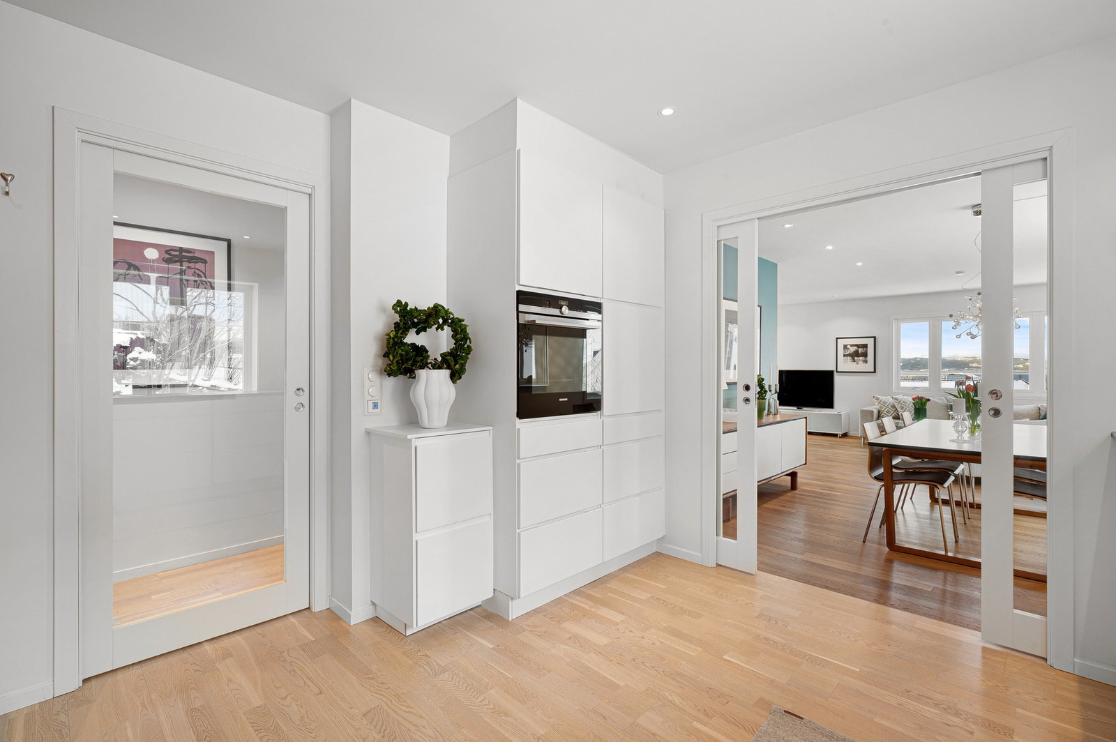 Naturlig skille mellom stue og kjøkken som gir flere soner i leiligheten. Galleribilde