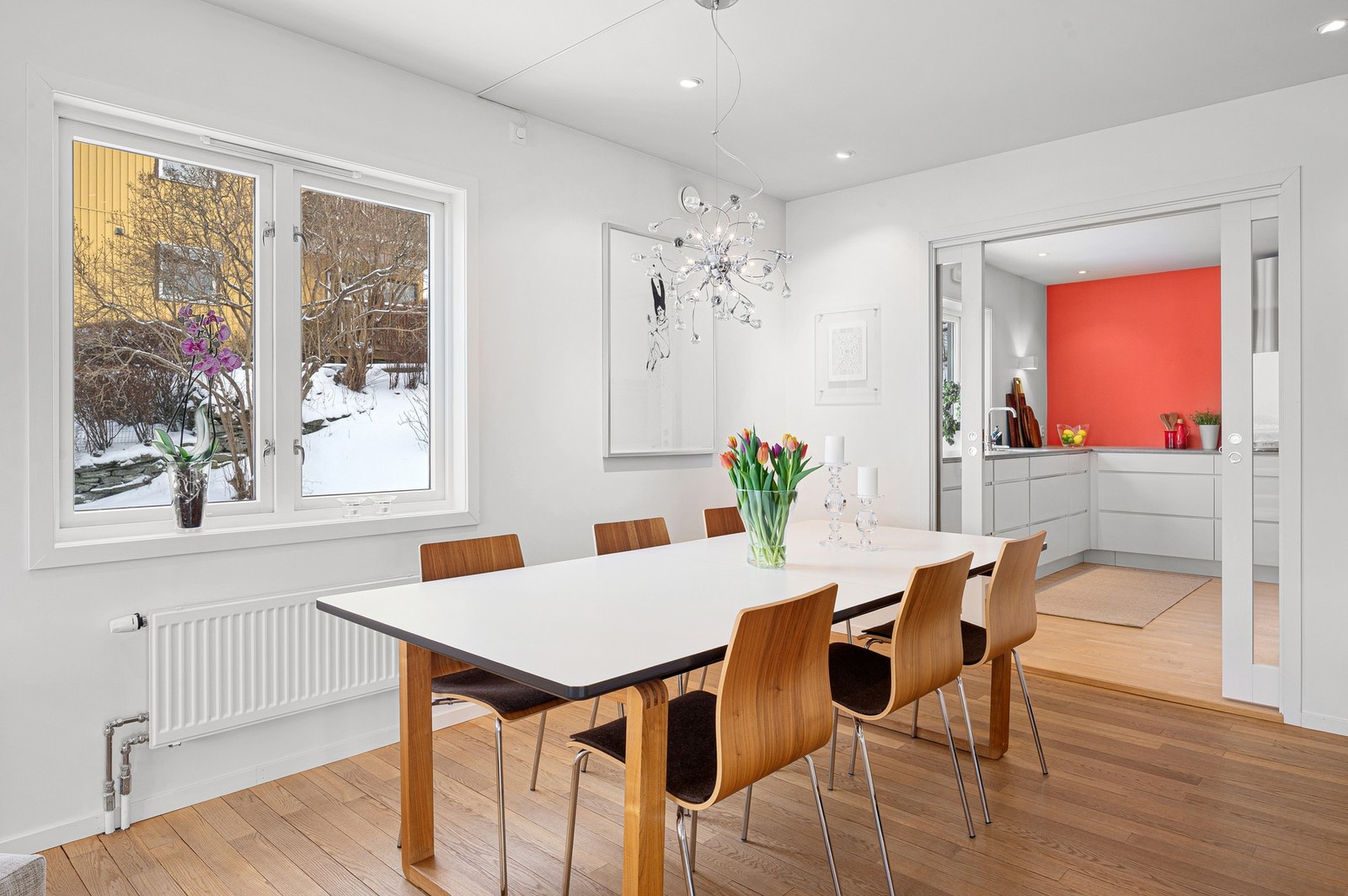 Leiligheten har vannbåren varme i radiatorer. Radiatorene ble skiftet i 2015. Galleribilde