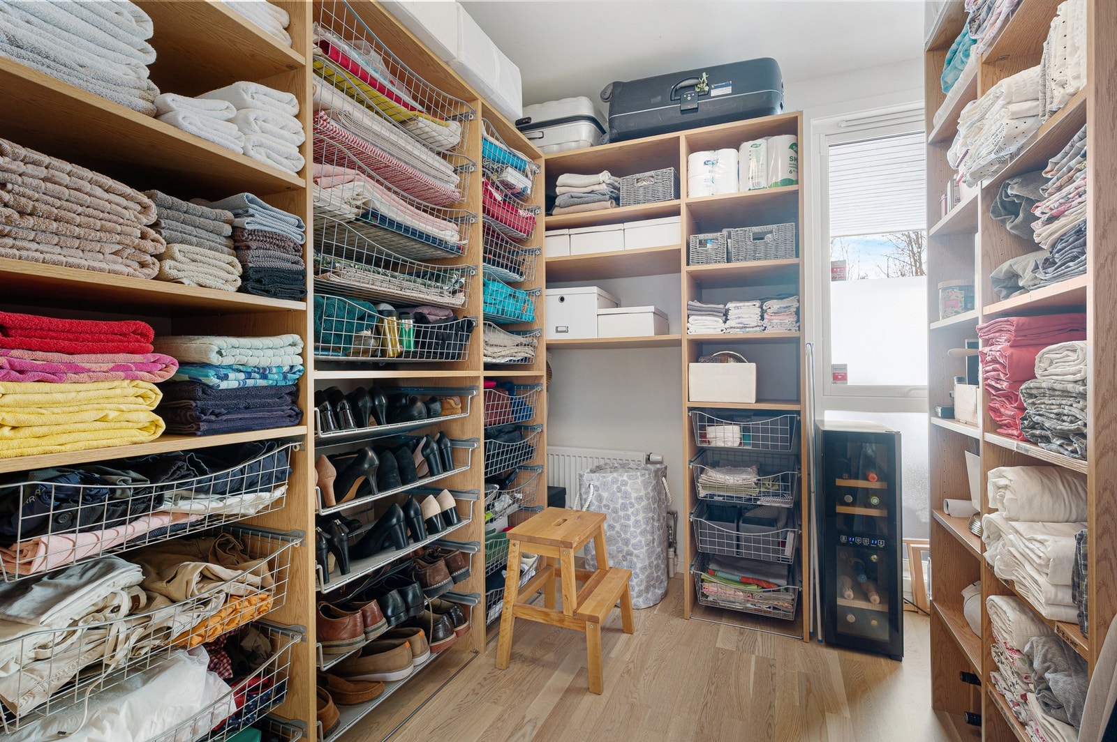 Leiligheten har gode oppbevaringsmuligheter. Galleribilde