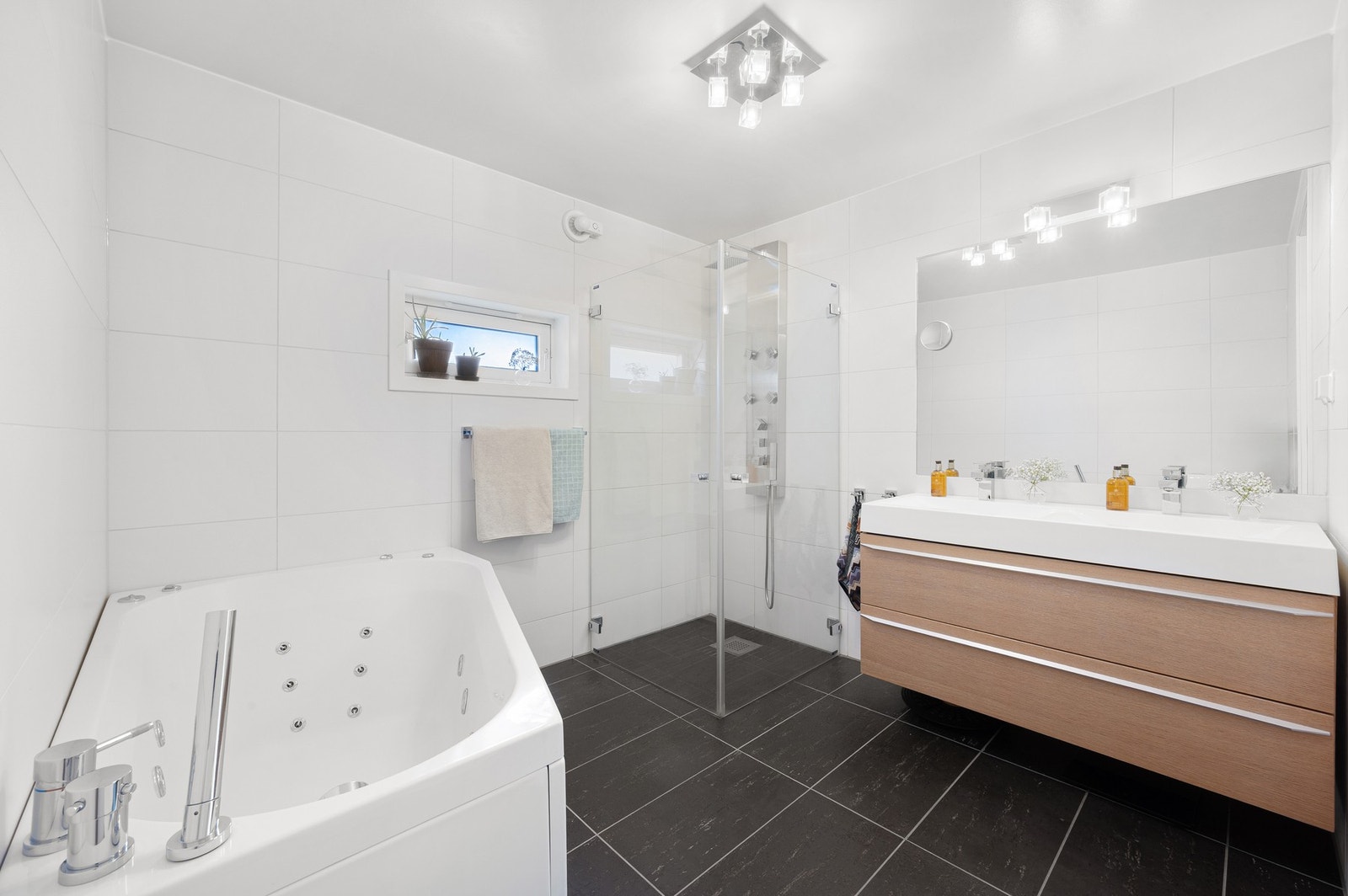 Stort baderom som ble oppusset i 2009. Galleribilde