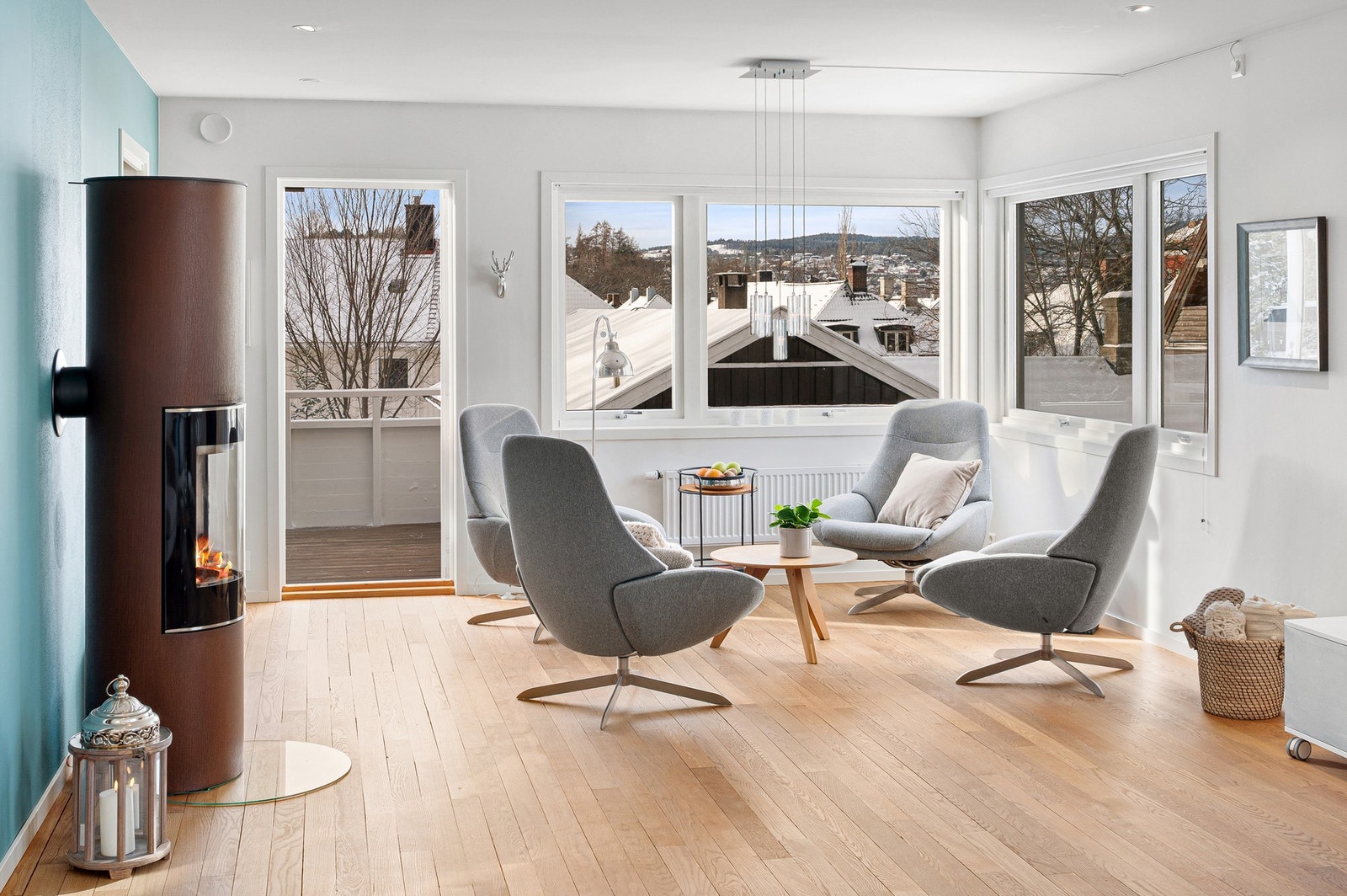 Fra stuen har man utgang til romslig balkong. Galleribilde