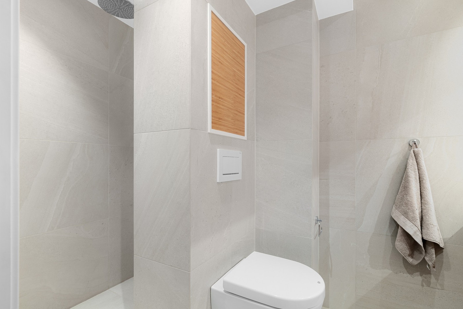 Over toalettet er det etablert en innebygget hylle i samme materiale for et helhetlig uttrykk. Galleribilde