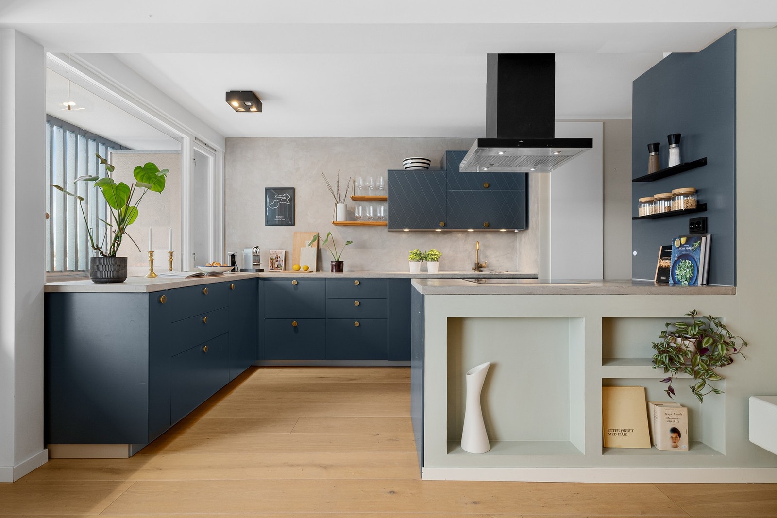 Moderne, åpen kjøkkenløsning. Galleribilde