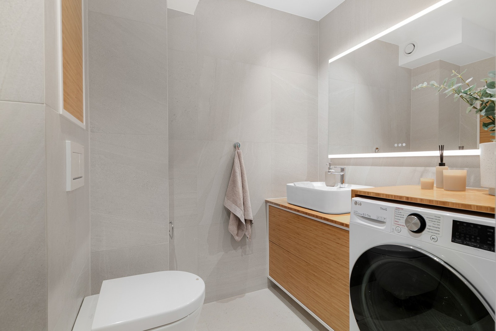 Lekkert bad fra 2020, hvor moderne løsninger møter tidløs eleganse. FDV-dokumentasjon foreligger for renoveringen. Galleribilde