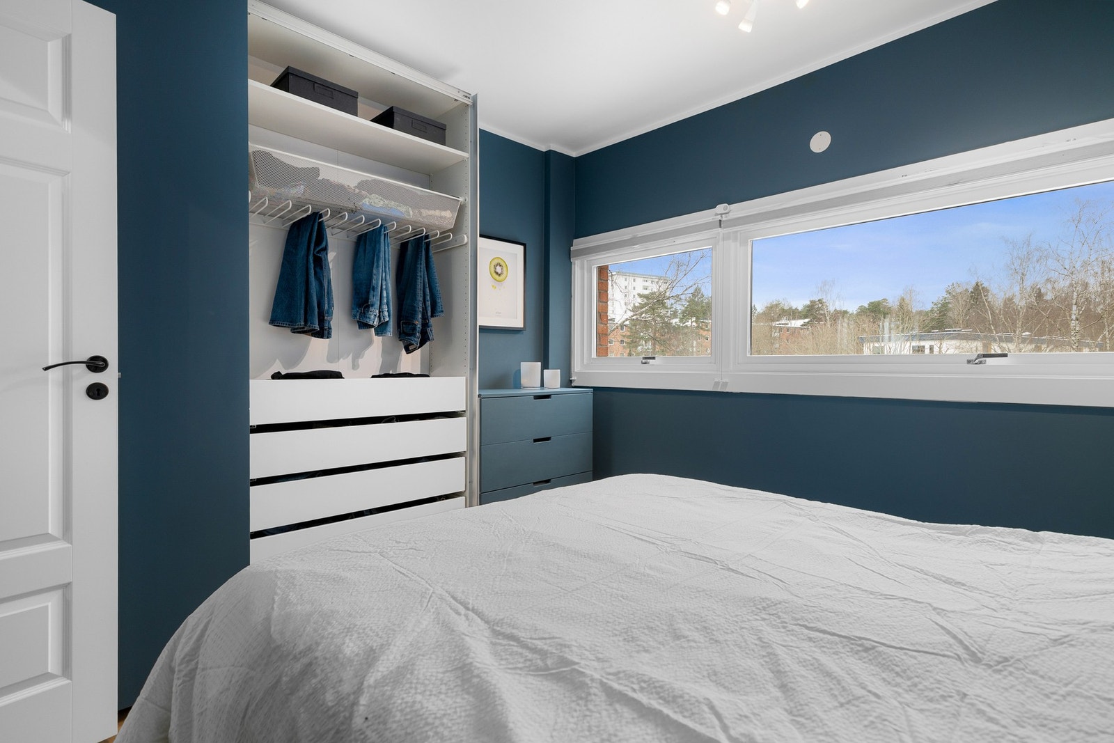 Rommet er innredet med et garderobeskap. Galleribilde