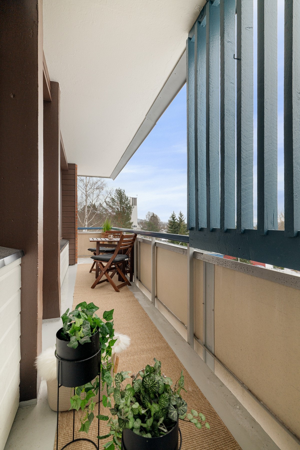 Stuen forlenges av en sydvendt balkong på 10 m². Det ble gjennomført utvendig etterisolering og maling av balkong i 2023. Galleribilde