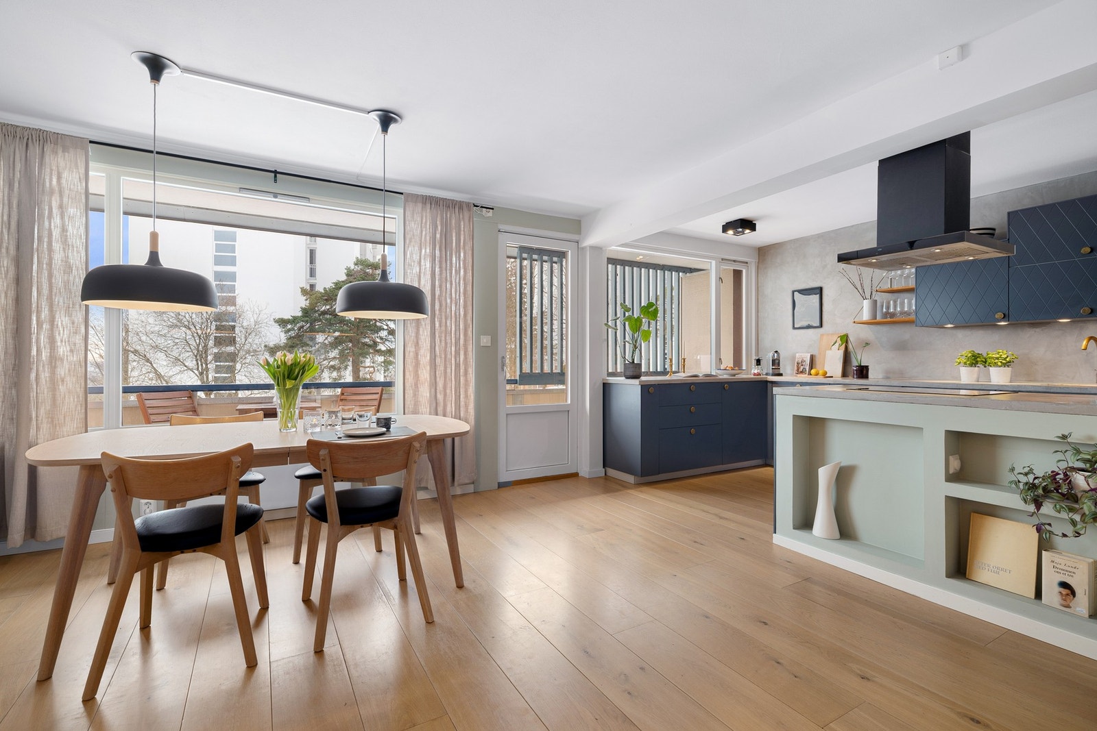 Leiligheten har en gjennomgående og sosial planløsning som gir en luftig og åpen romfølelse. Galleribilde