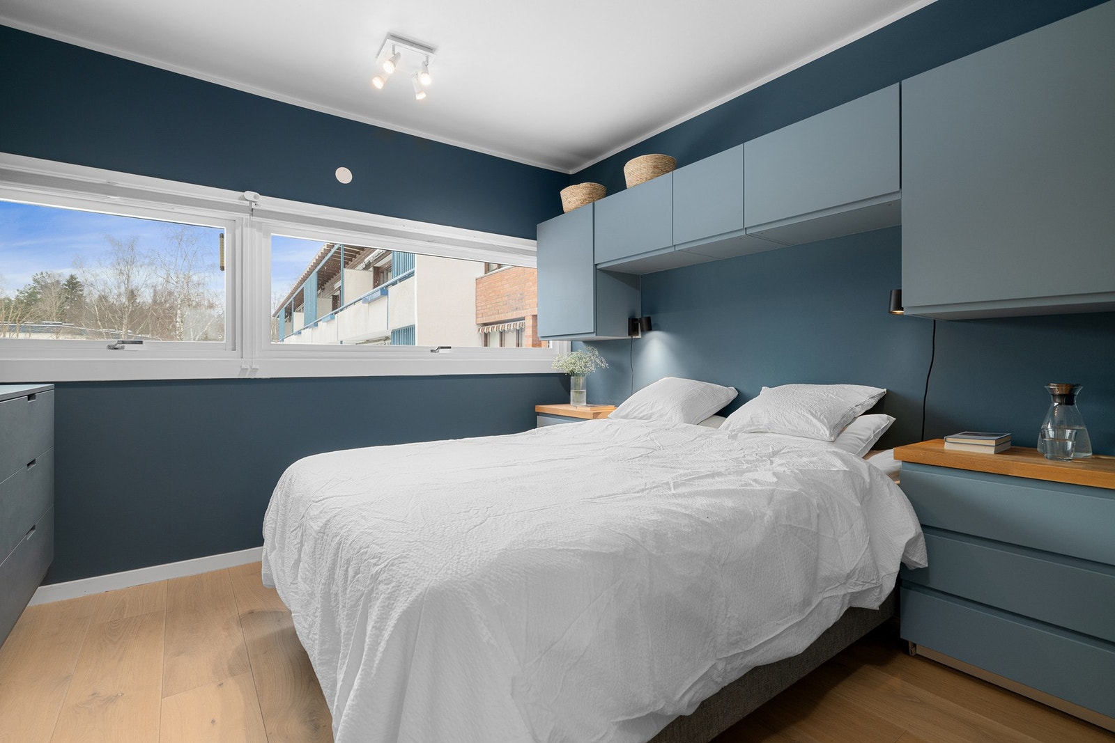 Soverom I fremstår romslig med god plass til dobbeltseng, tilhørende nattbord og ulike oppbevaringsløsninger. Galleribilde