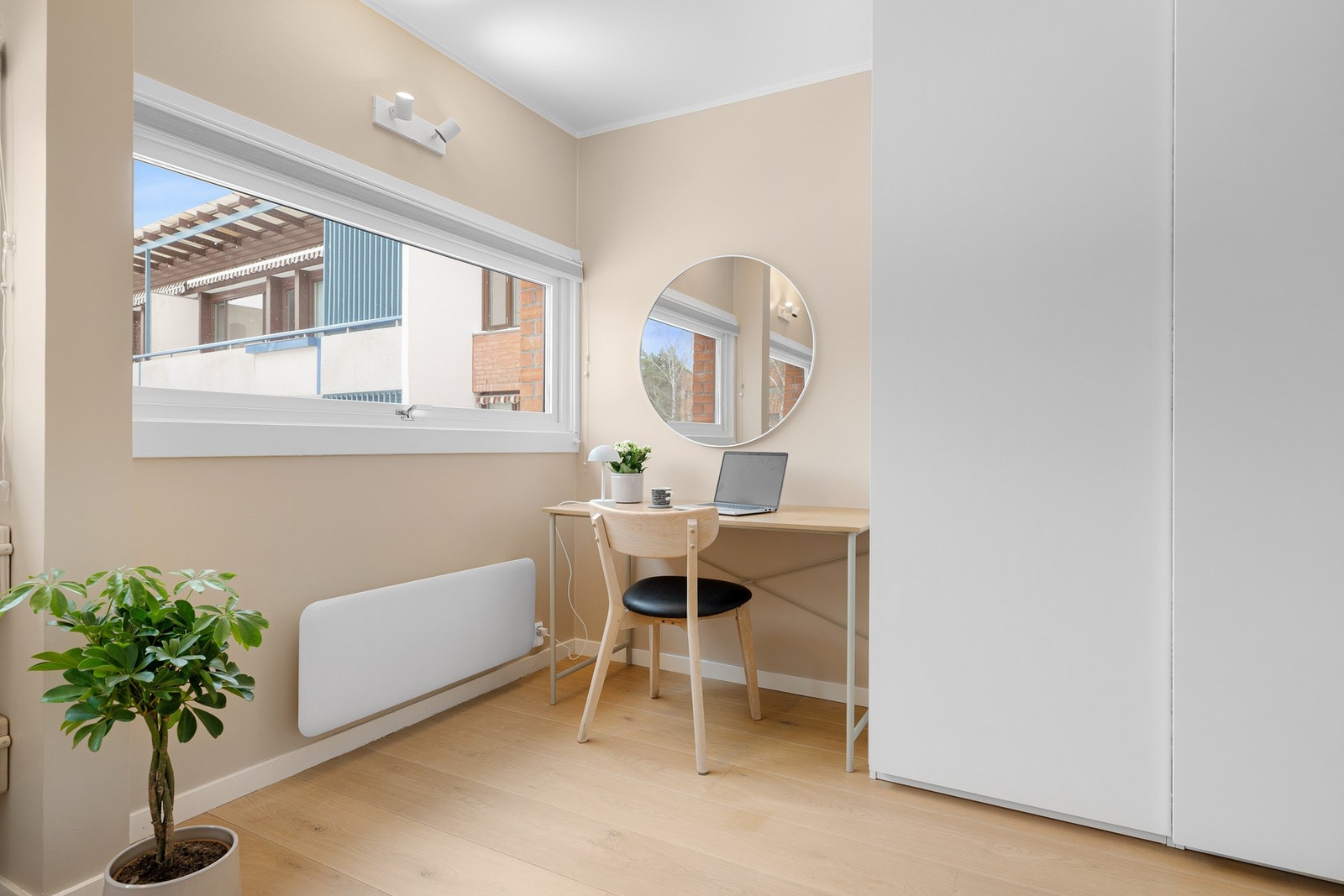 Det er i tillegg god plass til både kontorpult og garderobeskap. Galleribilde