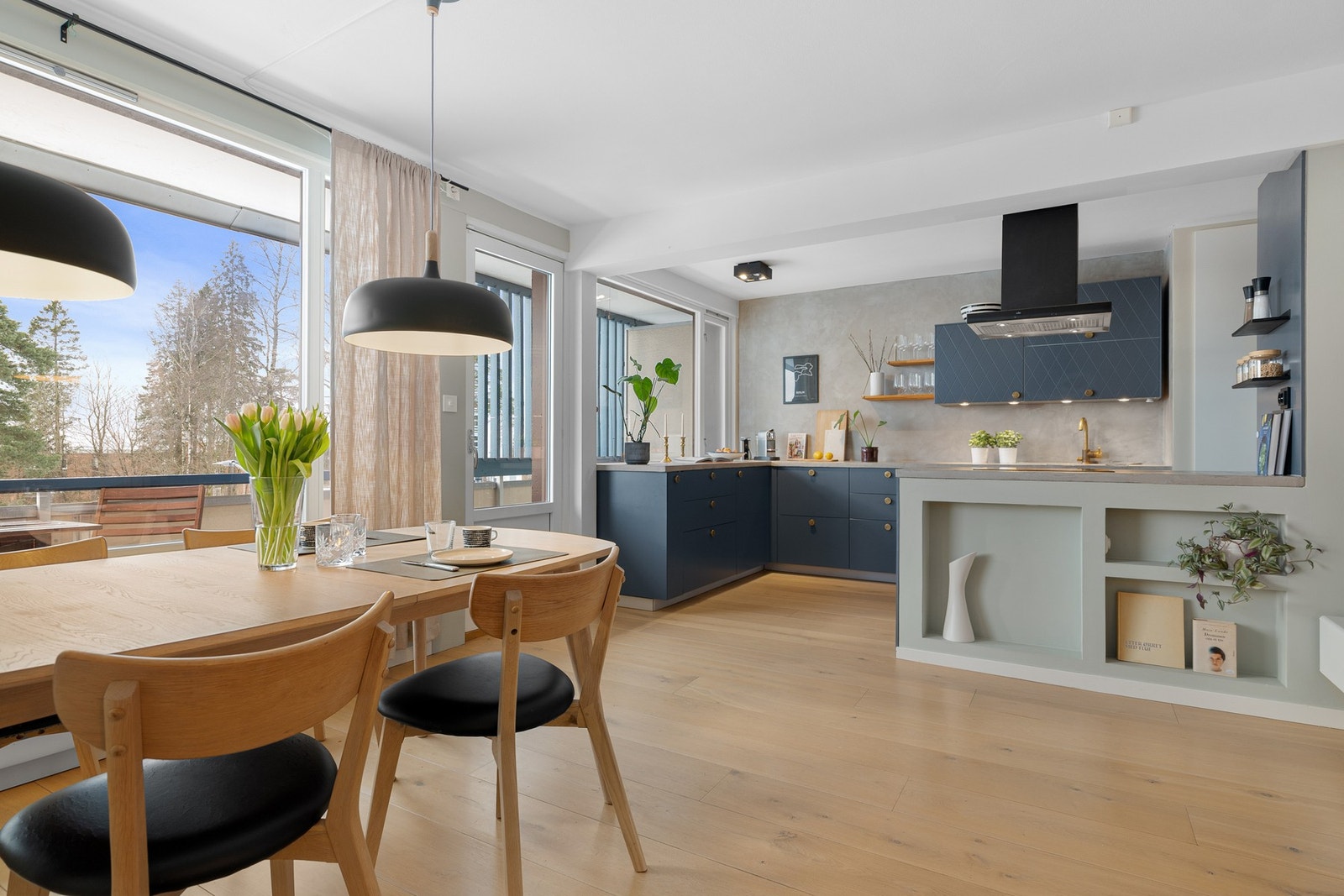 Det er god plass til et stort spisebord i tilknytning til kjøkkenet. Galleribilde