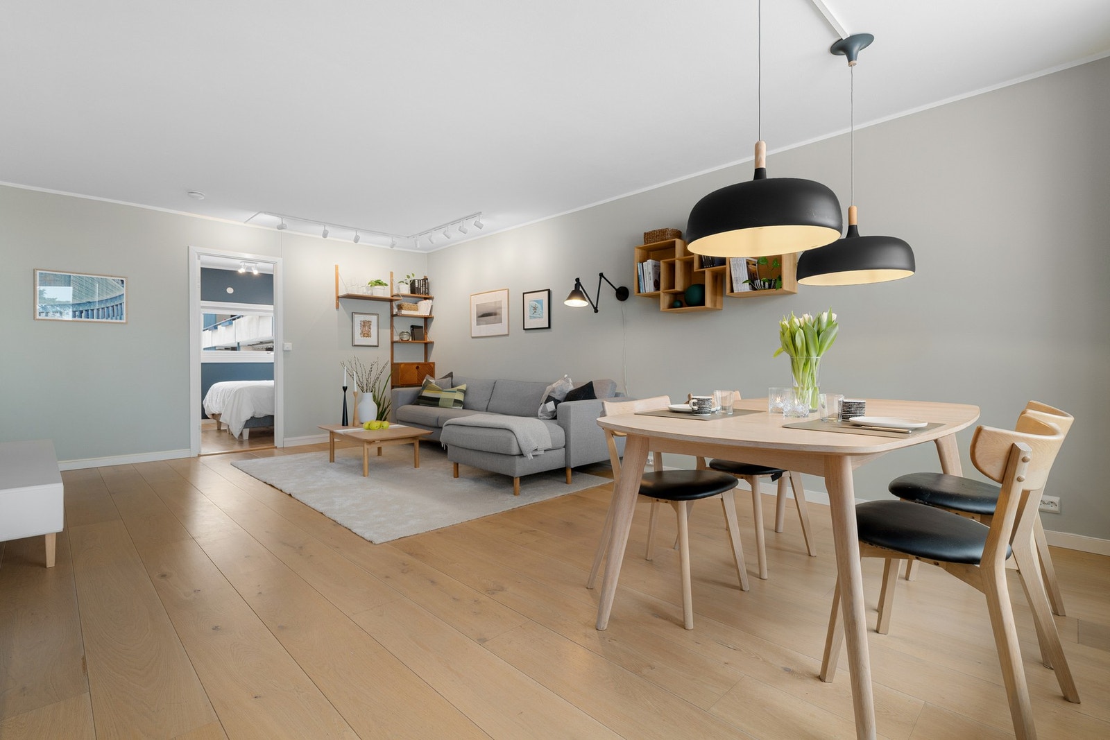 Overflatene er malt i delikate fargetoner kombinert med énstavs parkett fra kvalitetsleverandøren Hakwood. Alle rom er malt i perioden 2021-2022. Galleribilde