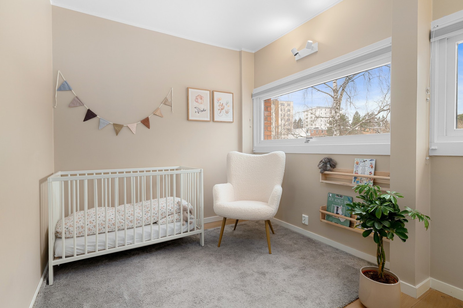 Her er det god plass til både seng og lekeområde på gulvet. Mulighet for å etablere et ekstra rom ved behov. Galleribilde