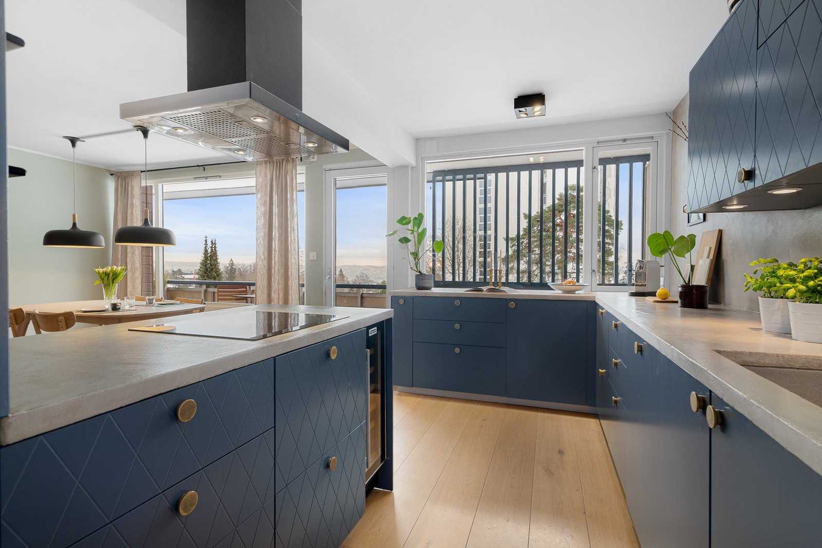 God skap- og benkeplass gir funksjonelle arbeidsflater og rikelig med oppbevaring. Galleribilde