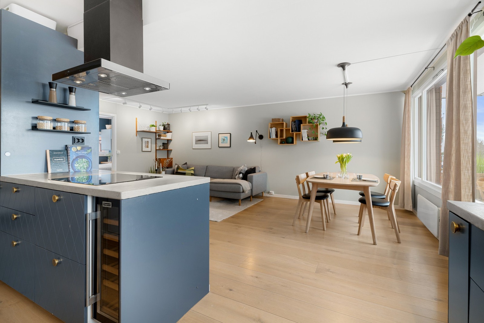 Kjøkkenøyen skaper god flyt i matlagingen og danner et sosialt midtpunkt. Vinskapet følger også med. Galleribilde