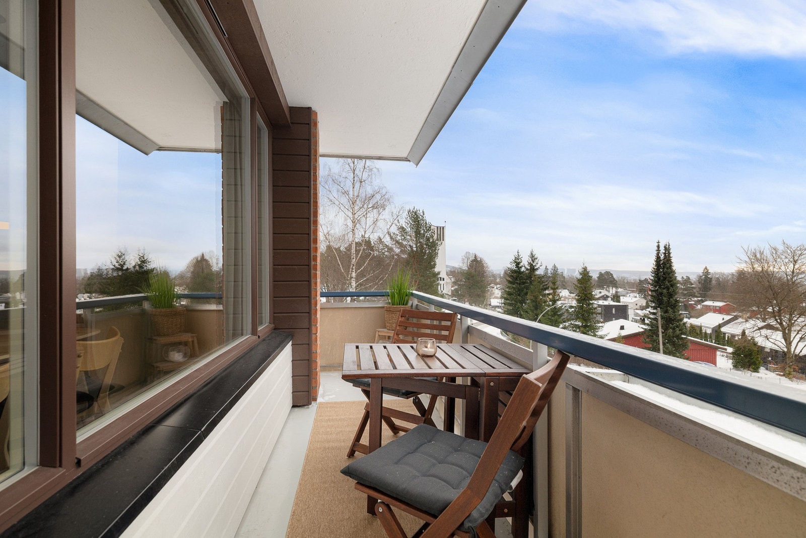 Boligens endeplasssering gir utmerkede solforhold gjennom store deler av dagen. Galleribilde