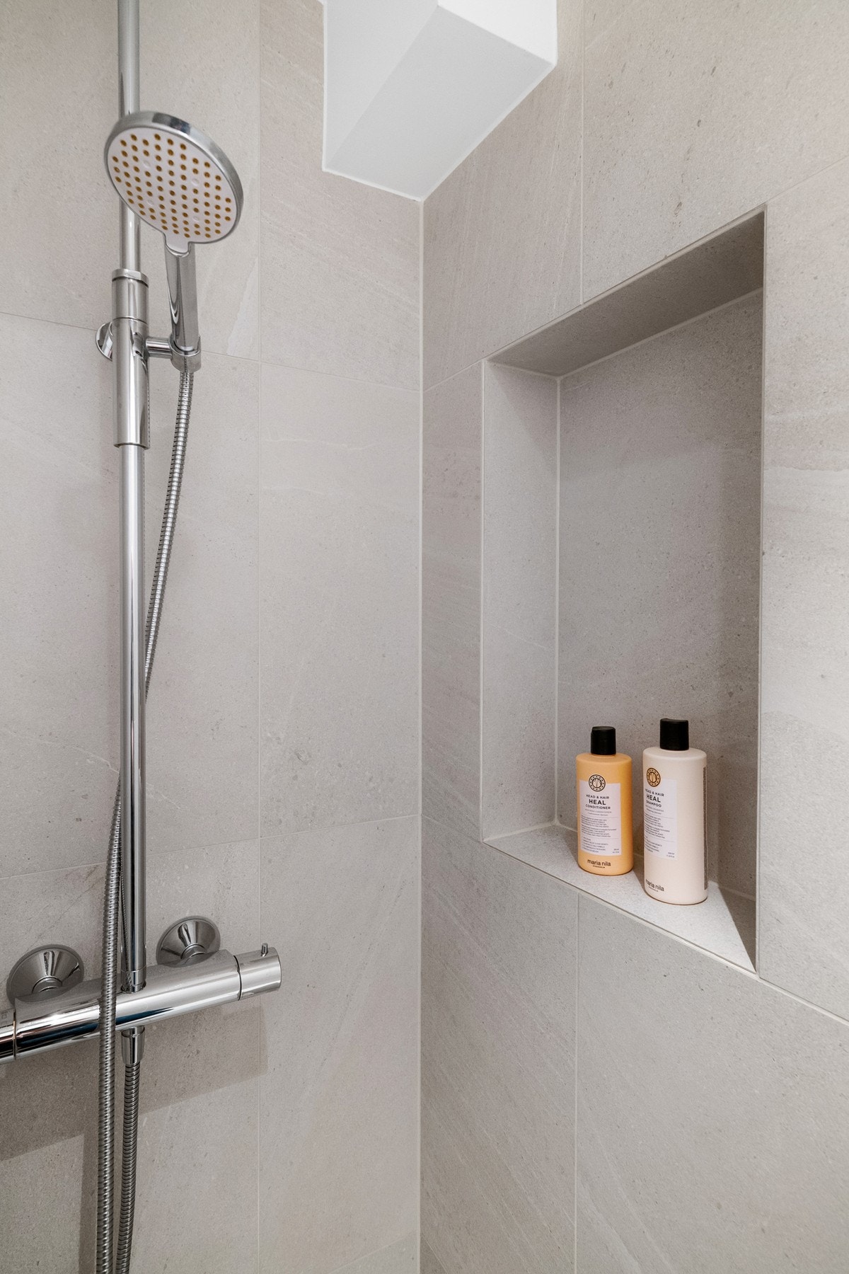 Dusjsonen har en innfelt hylle som gir enkel og ryddig oppbevaring av såpe og sjampo, og bidrar til rene flater. Galleribilde