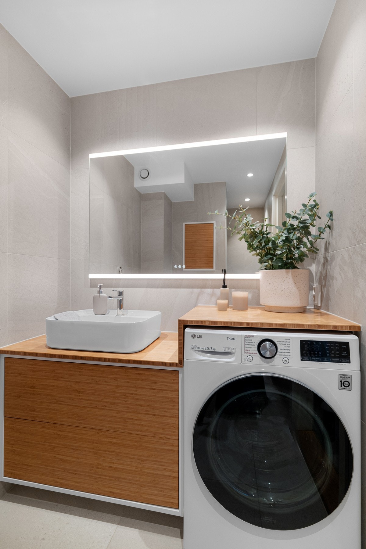 I innredningen er det avsatt plass til vaskemaskin, med benkeplate i Bambus som gir en praktisk flate for sortering og håndtering av tøy. Galleribilde