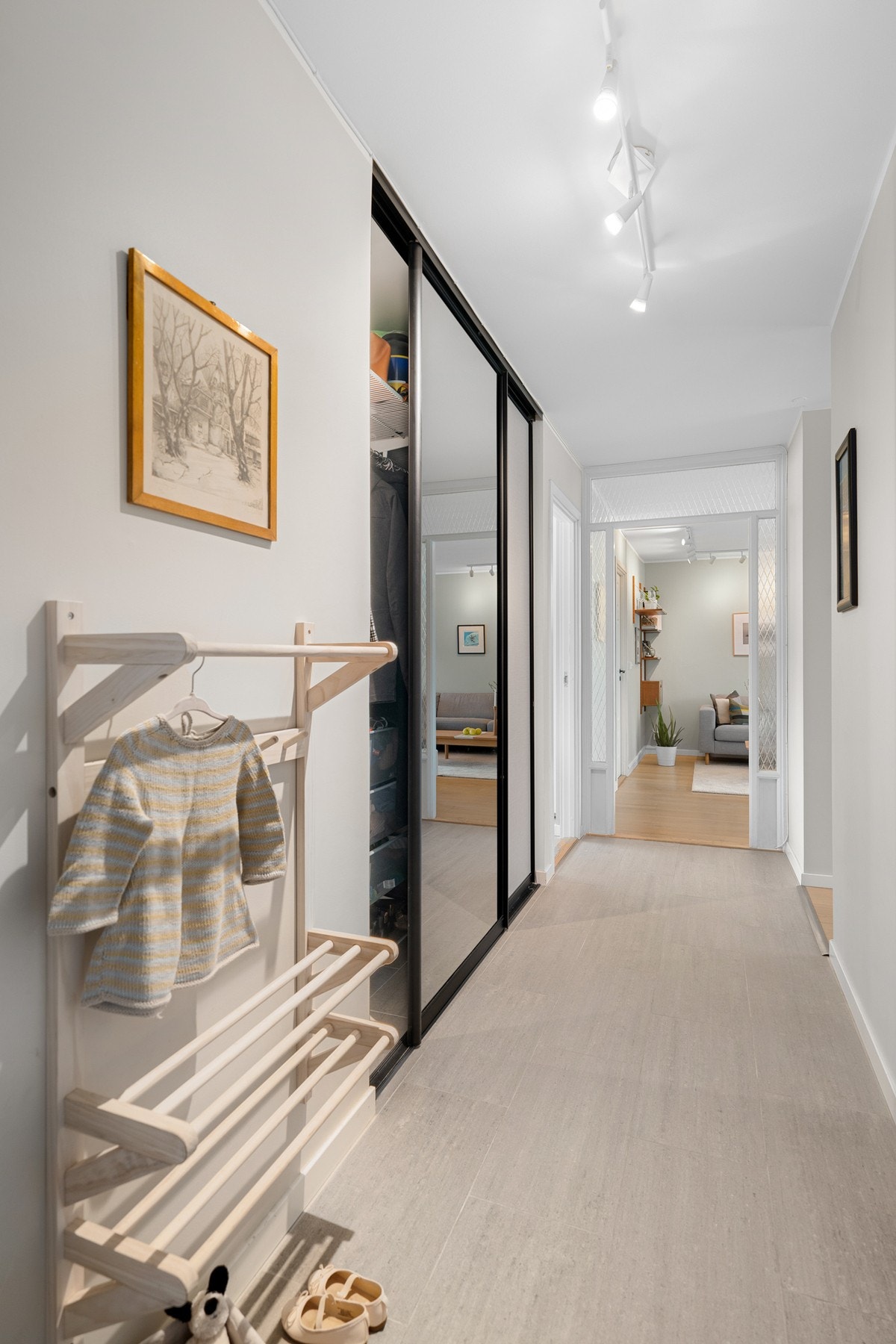 Det er god plass til oppbevaring av yttertøy og sko i skyvedørsgarderobe. Galleribilde