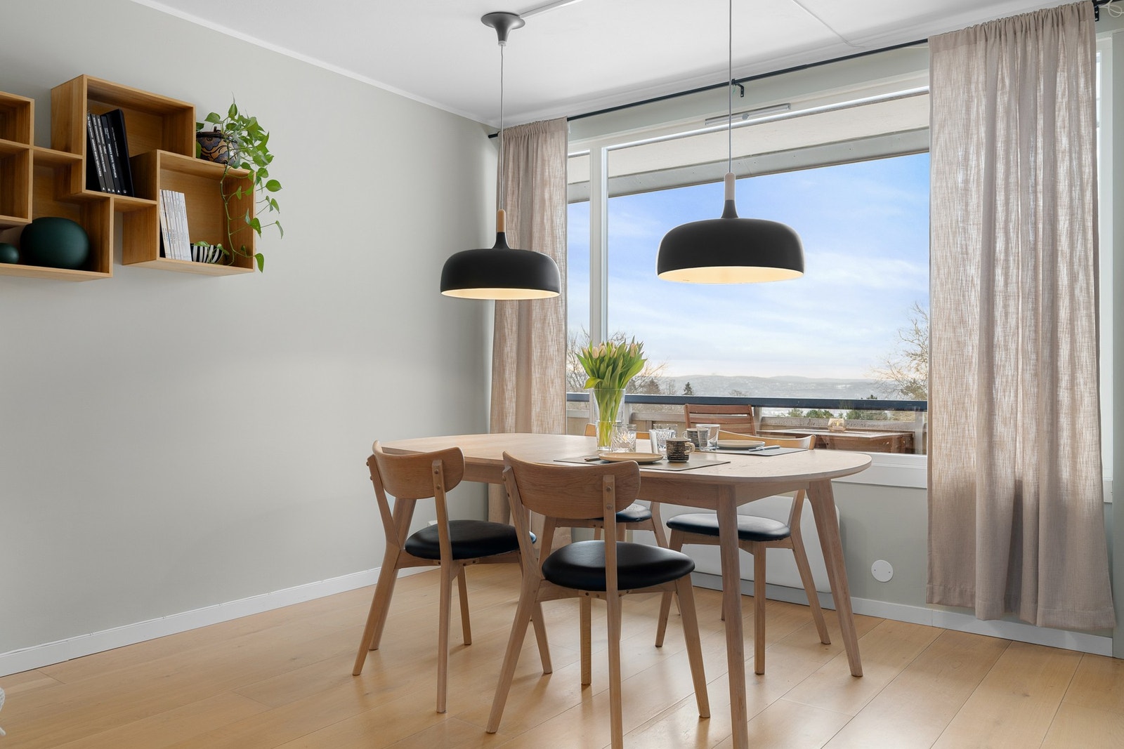 De store vindusflatene gir rikelig med naturlig lysinnslipp. Galleribilde