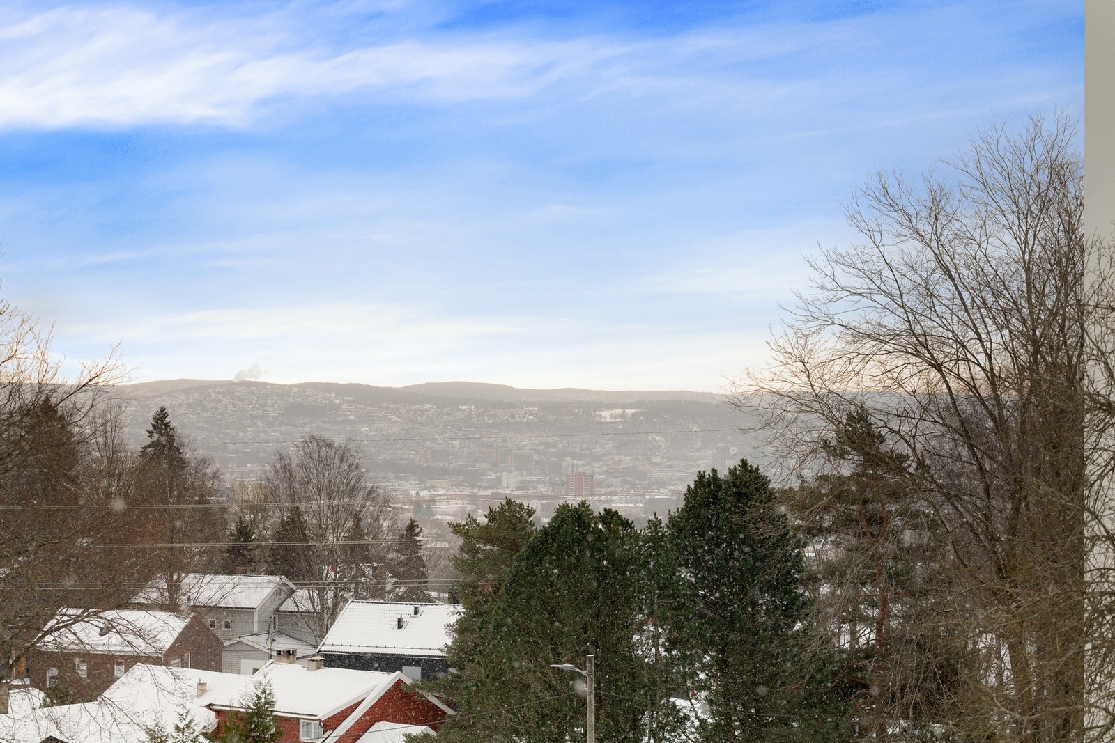 Fra stuevinduet er det flott utsikt mot byen. Galleribilde
