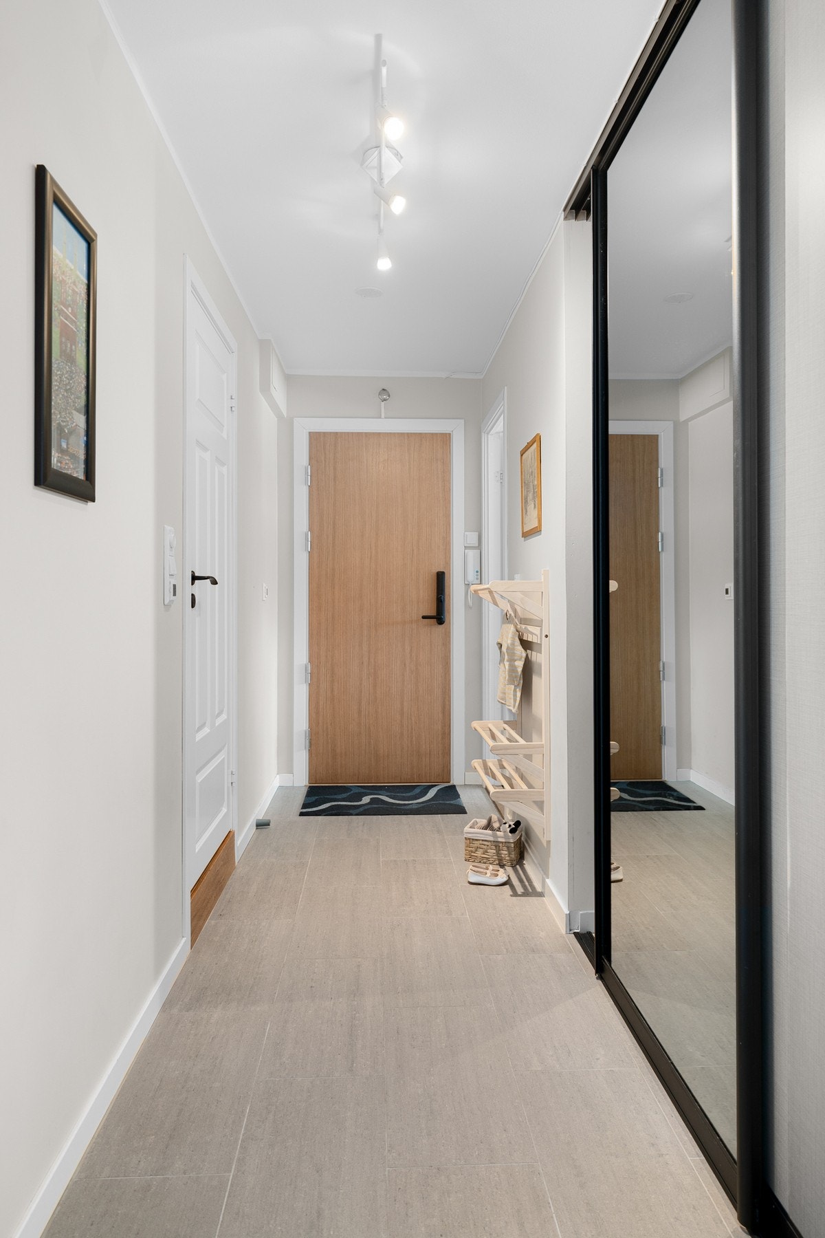 Delikat entré med behagelig gulvvarme. Det er satt inn en ny inngangsdør i 2023, utstyrt med Yale-doorman. Galleribilde