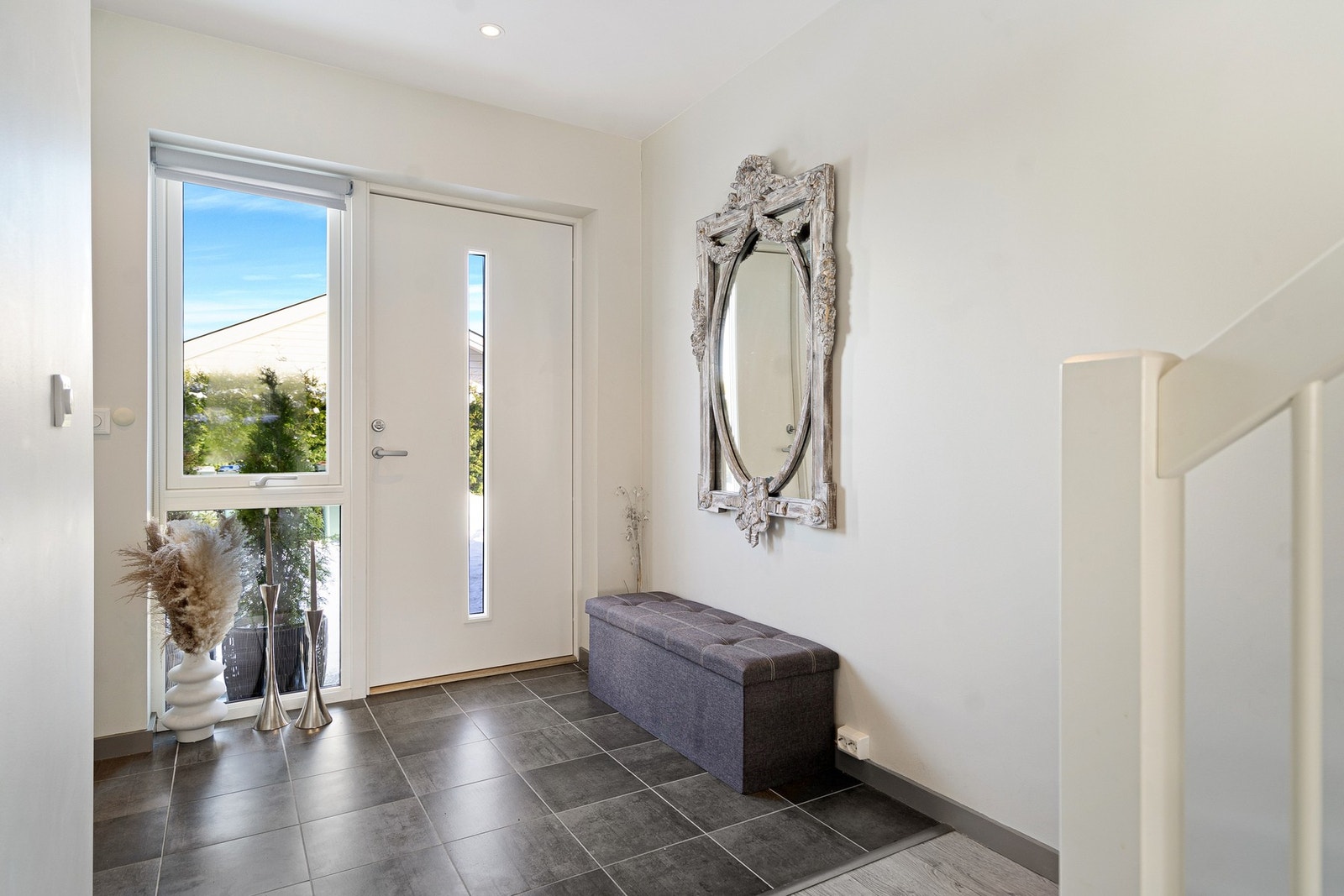 Luftig entré med ledspotter i tak Galleribilde