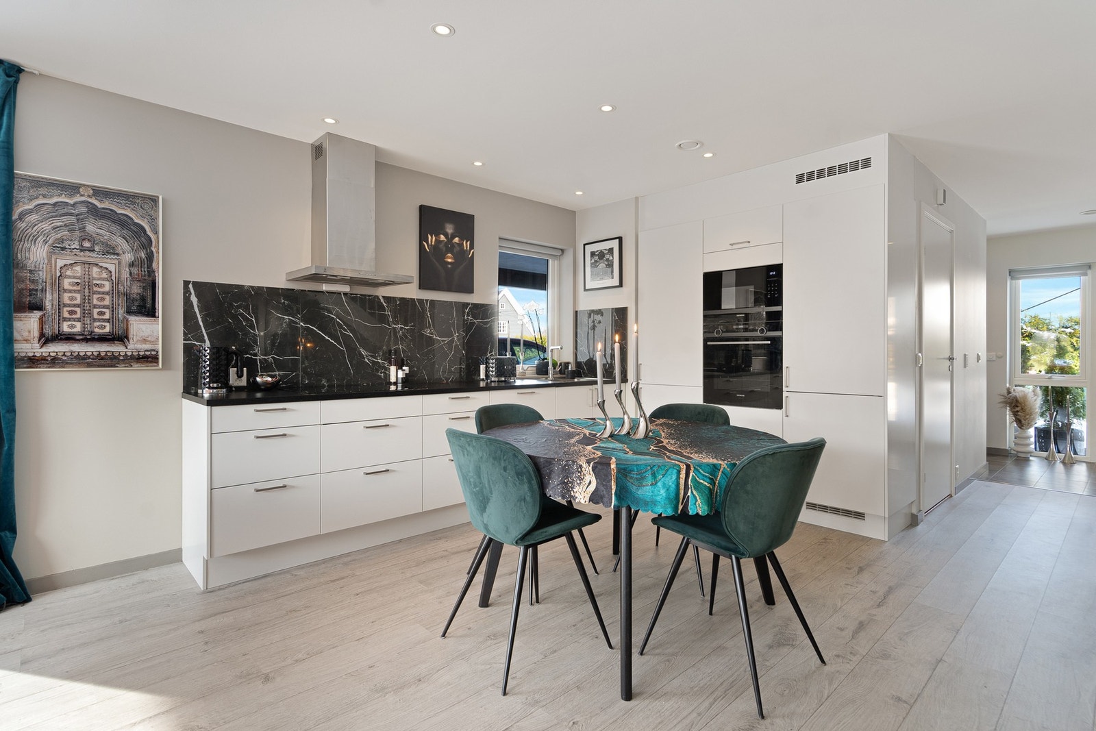 Tidløst og lekkert kjøkken med integrerte hvitevarer Galleribilde