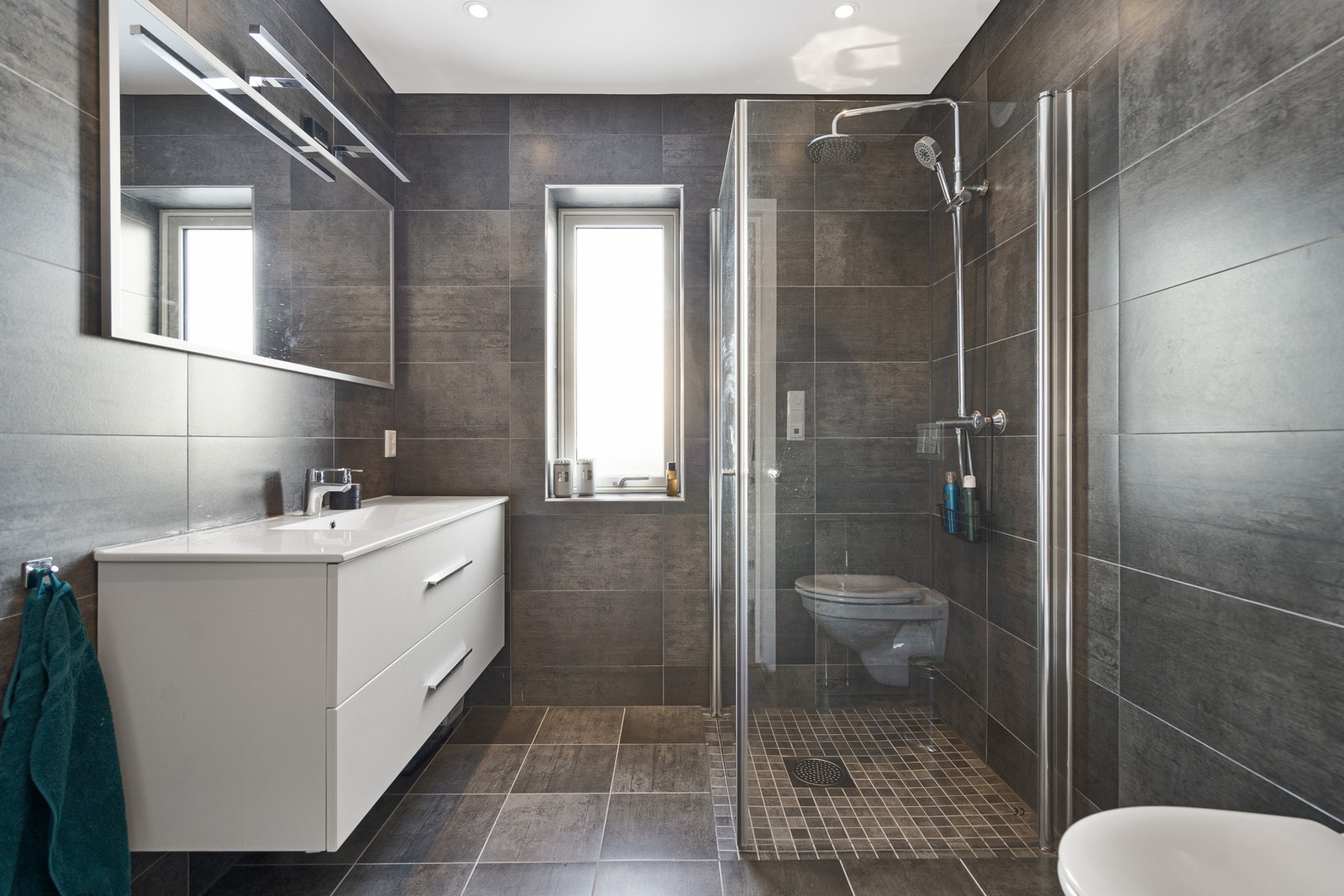 2. etg kan tilby et meget flott bad med stor dusjsone Galleribilde