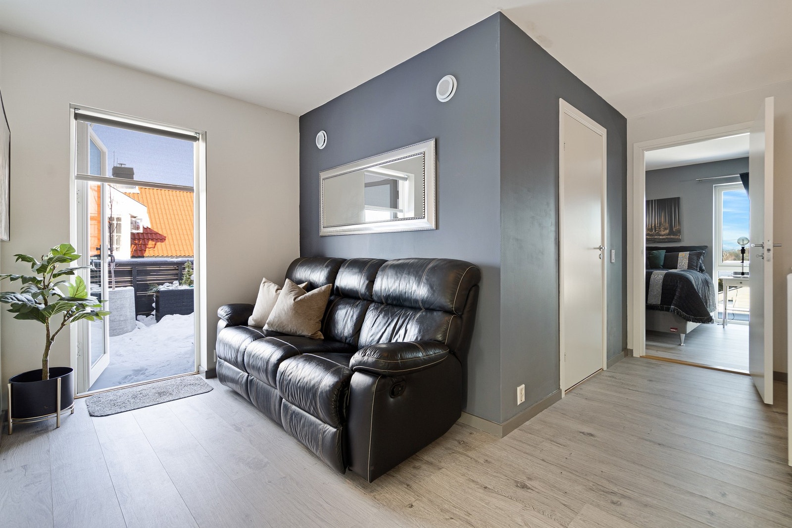 Loftstue med utgang til stor balkong med sen kveldssol Galleribilde