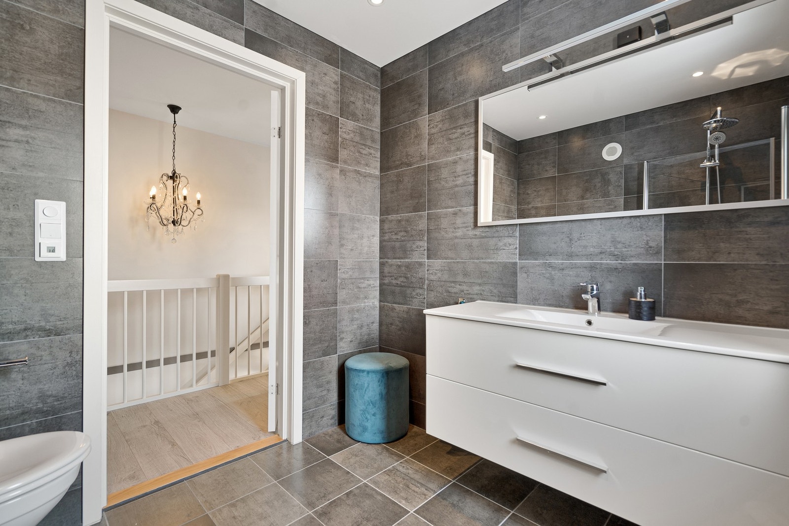 Romslig bad med fliser på gulv og vegger Galleribilde