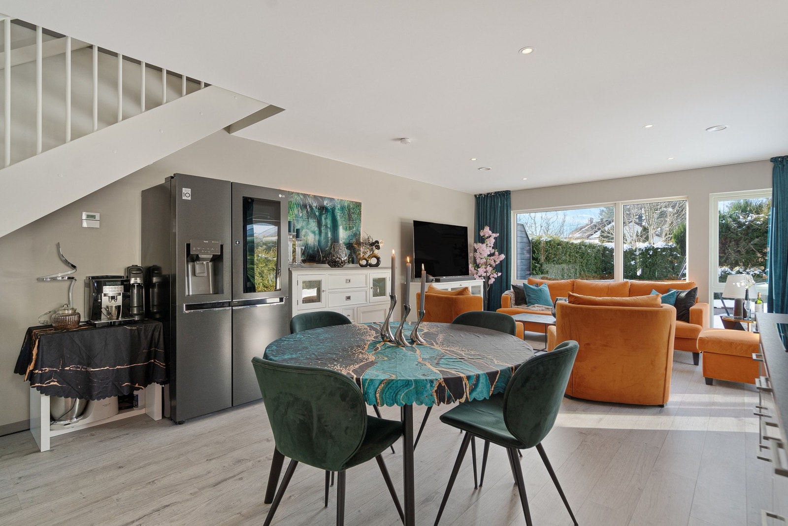 Store vindusflater slipper inn mye naturlig lys i stuen Galleribilde