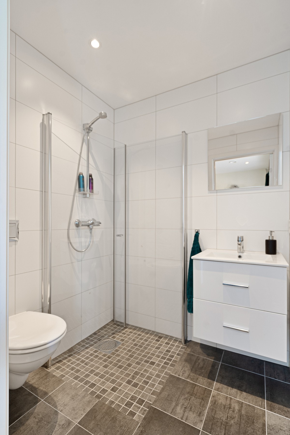 Flislagt og lekkert bad i 1. etg Galleribilde