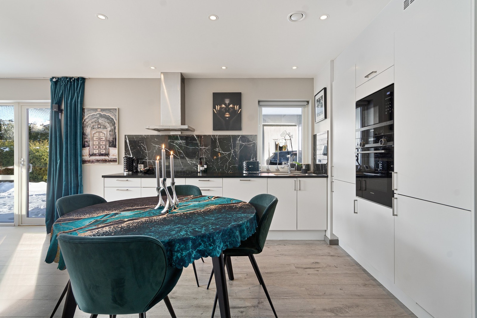 Praktisk kjøkken med god skuffeplass Galleribilde