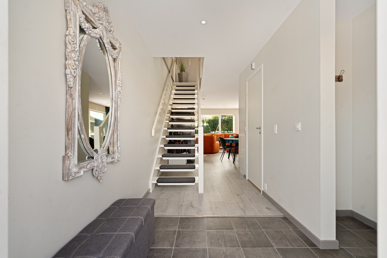 Gang/entré med trapp opp og garderobeplass Galleribilde