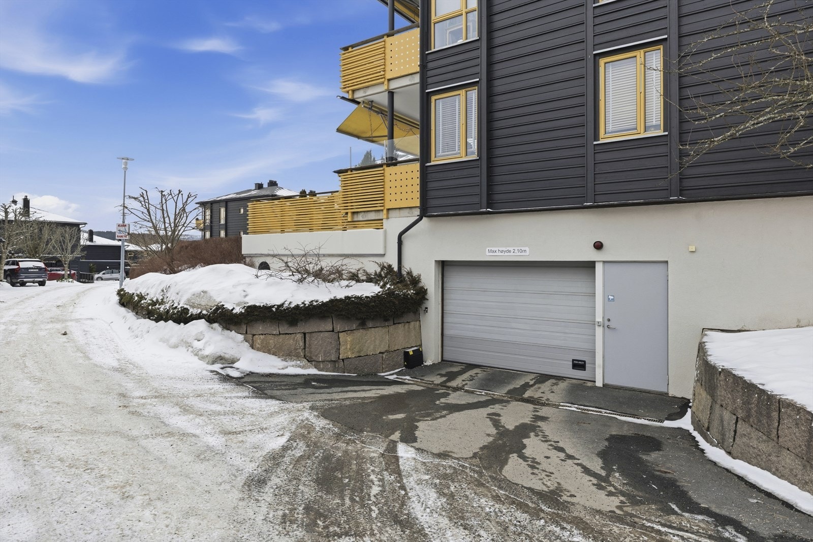 Innkjørsel til garasjen på byggets sydside Galleribilde