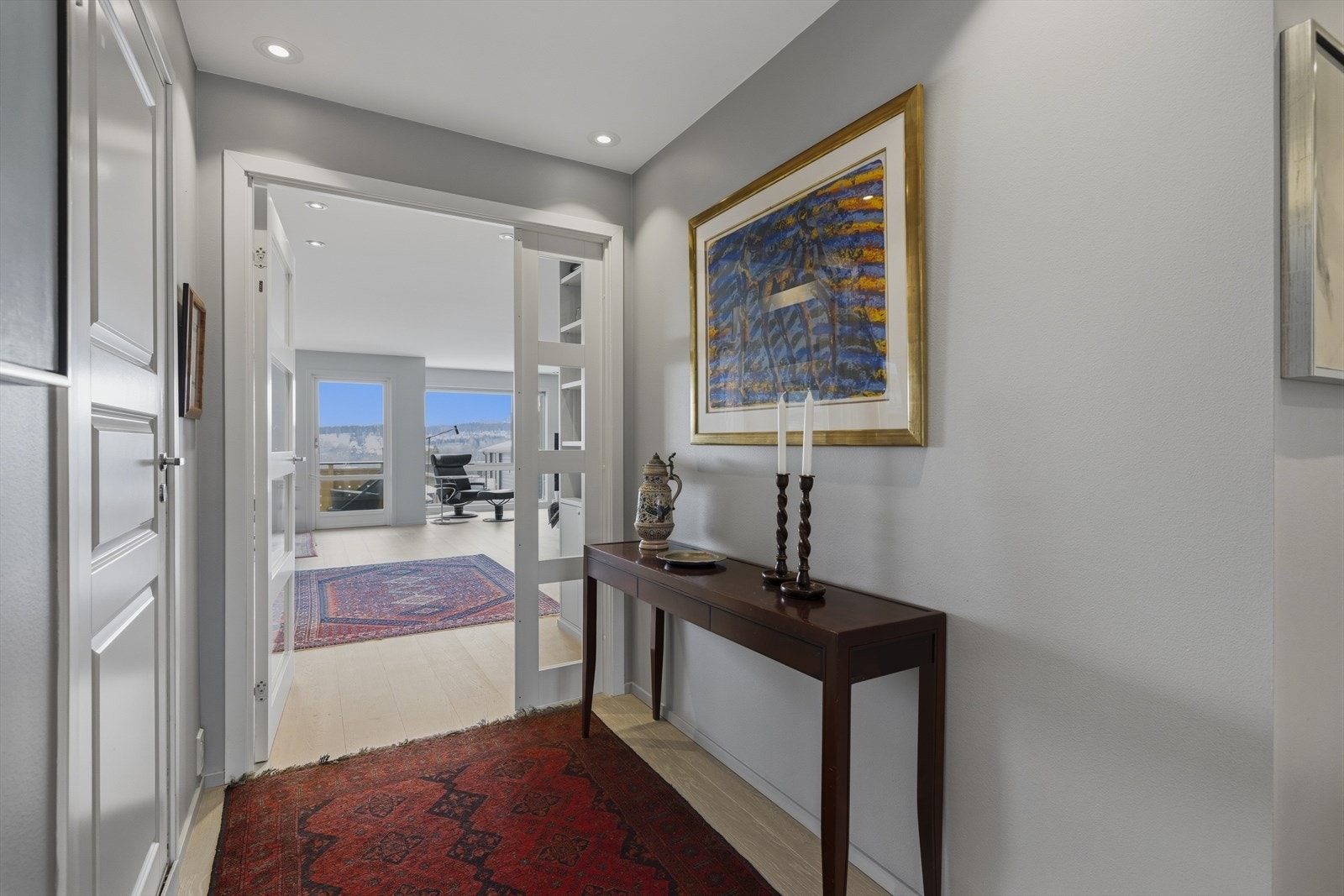 Fra oppholdsrommet går det en gang med adkomst til soverom og bad. Vaskerommet er inn døren til venstre i bildet Galleribilde