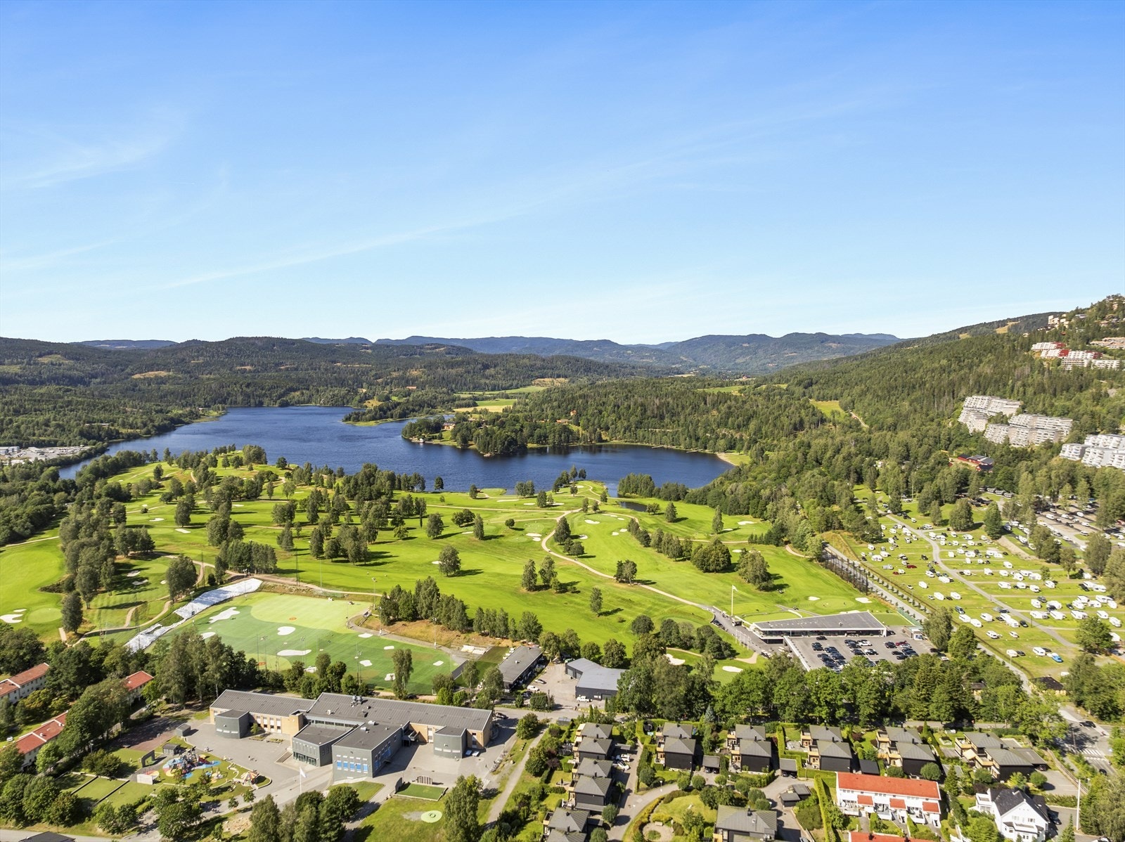 Området er kjent for sine rike friluftsmuligheter året rundt. Ved Bogstad gård kan du oppleve kafédrift, kunstutstillinger, gårdsaktiviteter og ulike kulturarrangementer. Golfentusiaster vil sette pris på Bogstad golfbane som ligger like ved leiligheten Galleribilde