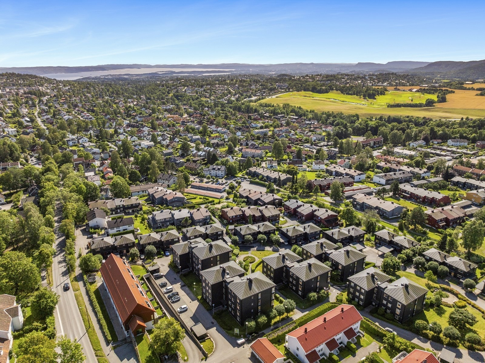 Eiendommen vender mot sørvest og grenser i nord til den gamle Ankerveien og Bogstad golfbane Galleribilde