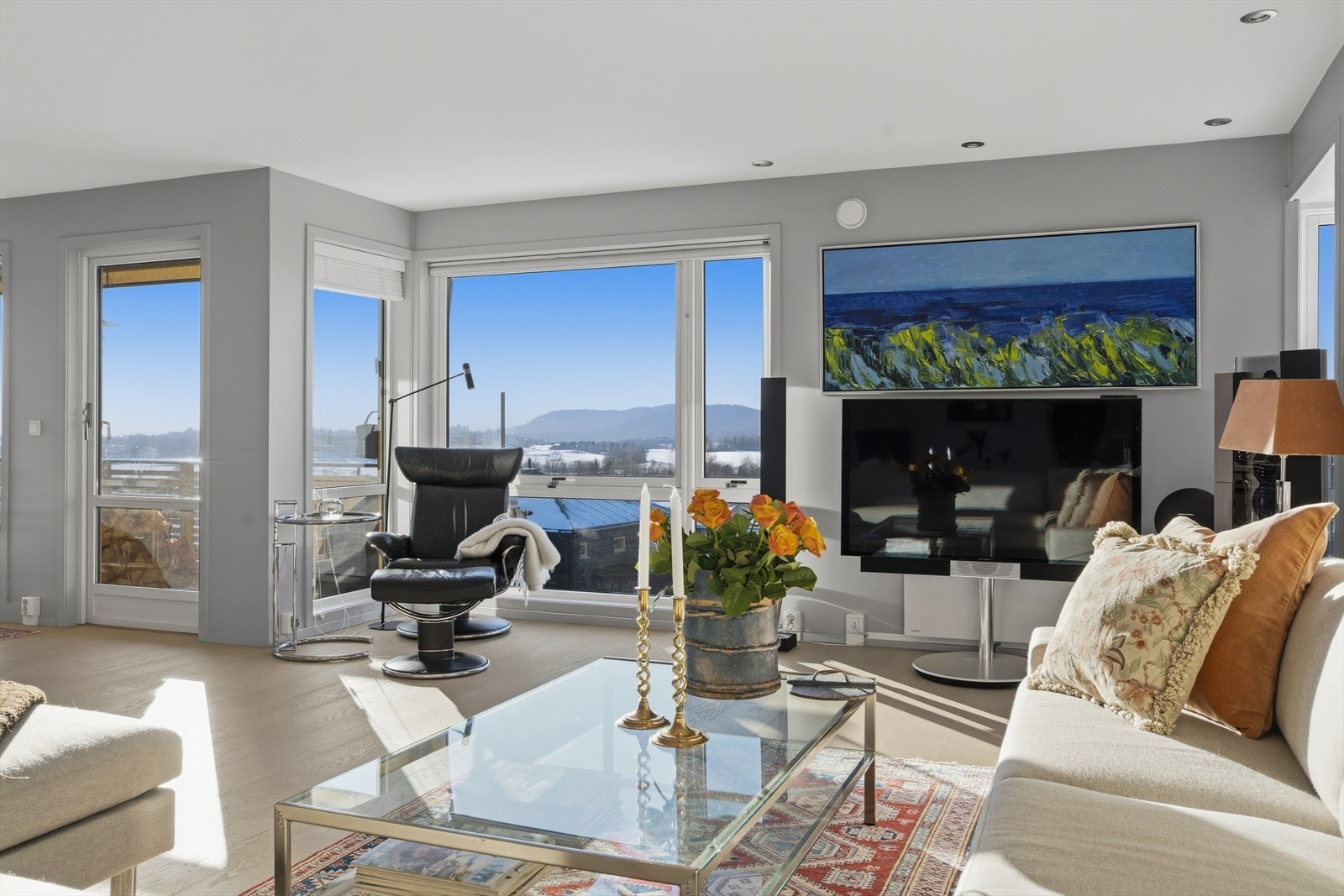 Den lille kroken i stuen er et perfekt plassering for en god lesestol. I noen av leilighetene har eier satt en arbeidspult mot sydvinduet for å kunne nyte den herlige fjordutsikten Galleribilde