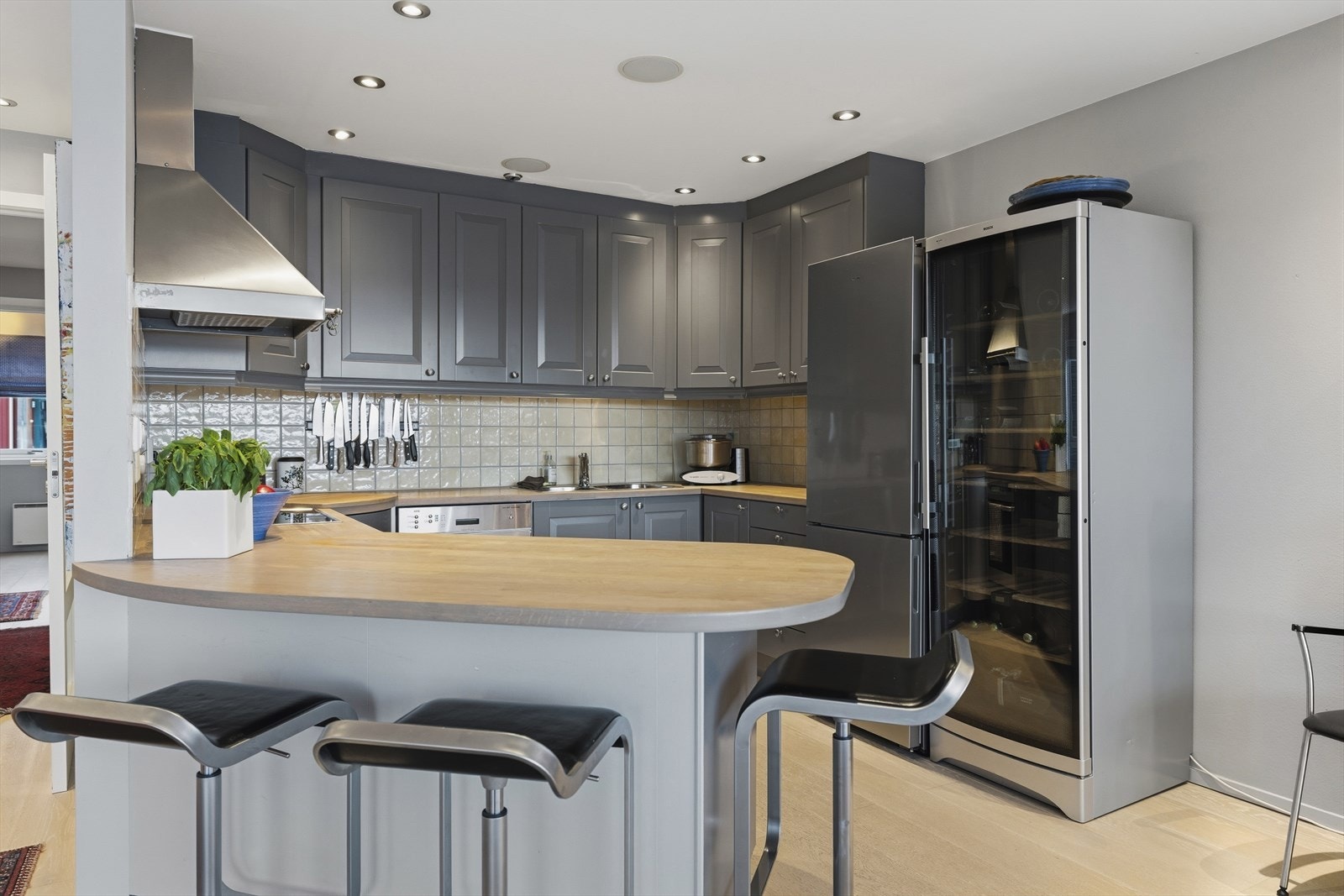 Kjøkkeninnredning med heltre benkeplate. Det er integrert høyttaler og styringsenhet for Bang & Olulfsen i taket Galleribilde