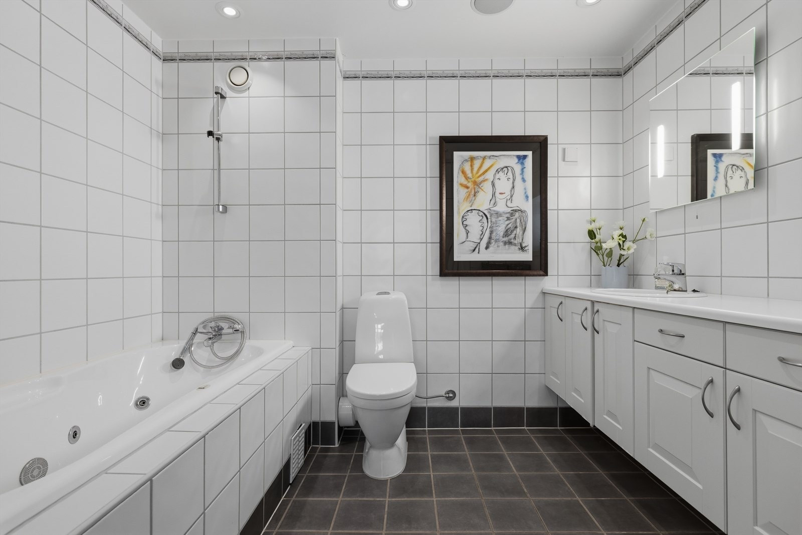 Bad 2 (i tilknytning hovedsoverom) med flislagt gulv med varmekabler. Badet har toalett, innmurt boblebadekar med flislagt front, og servant med blandebatteri Galleribilde