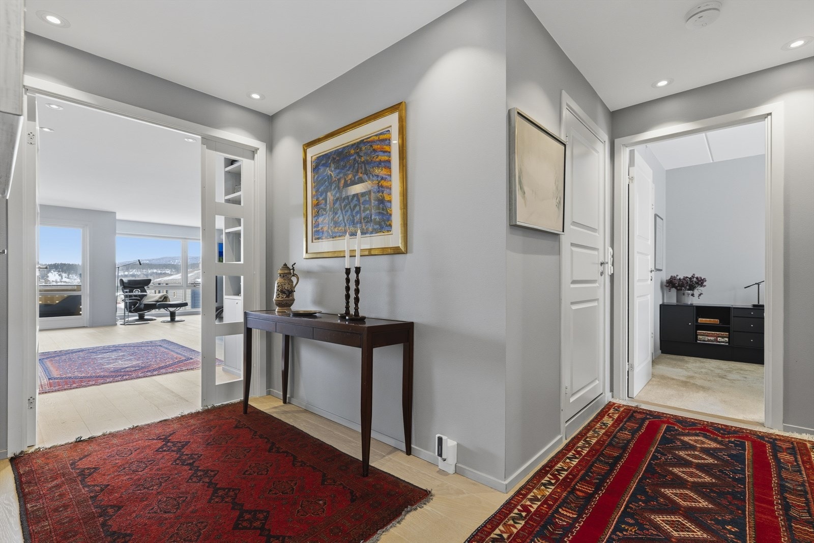 Adkomst til 3 soverom og 2 bad Galleribilde