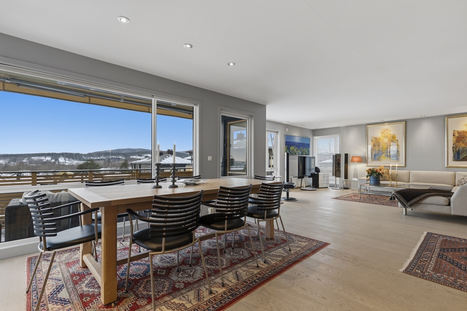 Spisestuen har orkesterplass til den vakre utsikten Galleribilde